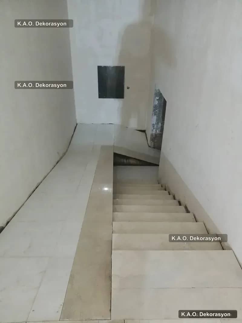 Mermer kaplamalı iç mekan merdiveni ve zemin döşemesi